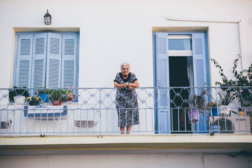 personne âgée sur un balcon